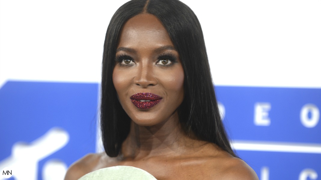 Naomi Campbell colored contacts 
