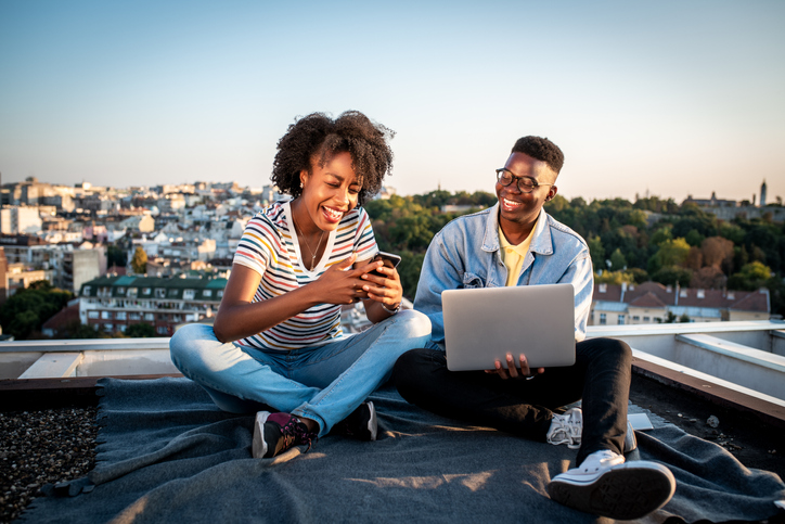 Friends spanding time online.