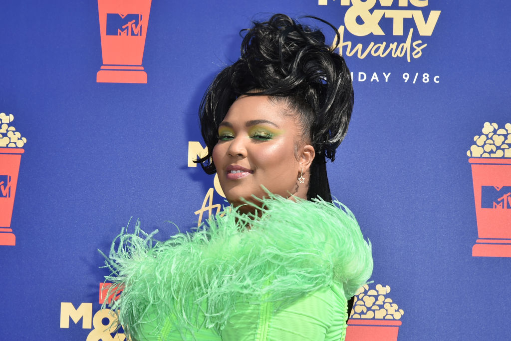 Lizzo Ditches Extensions For A Silk Press, Shows Off Her Thick Natural ...
