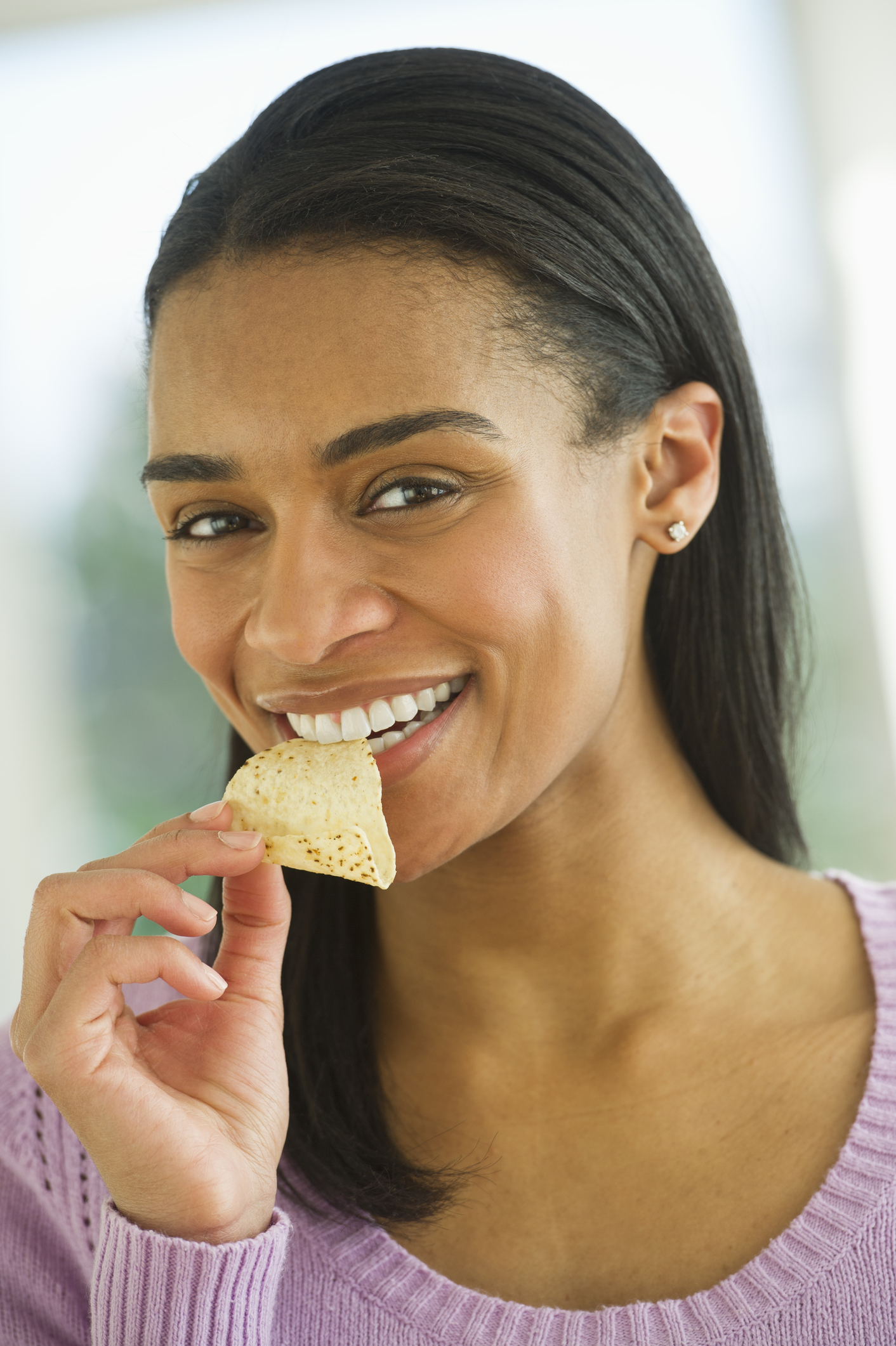 USA, New Jersey, Jersey City, Woman eating potato chips