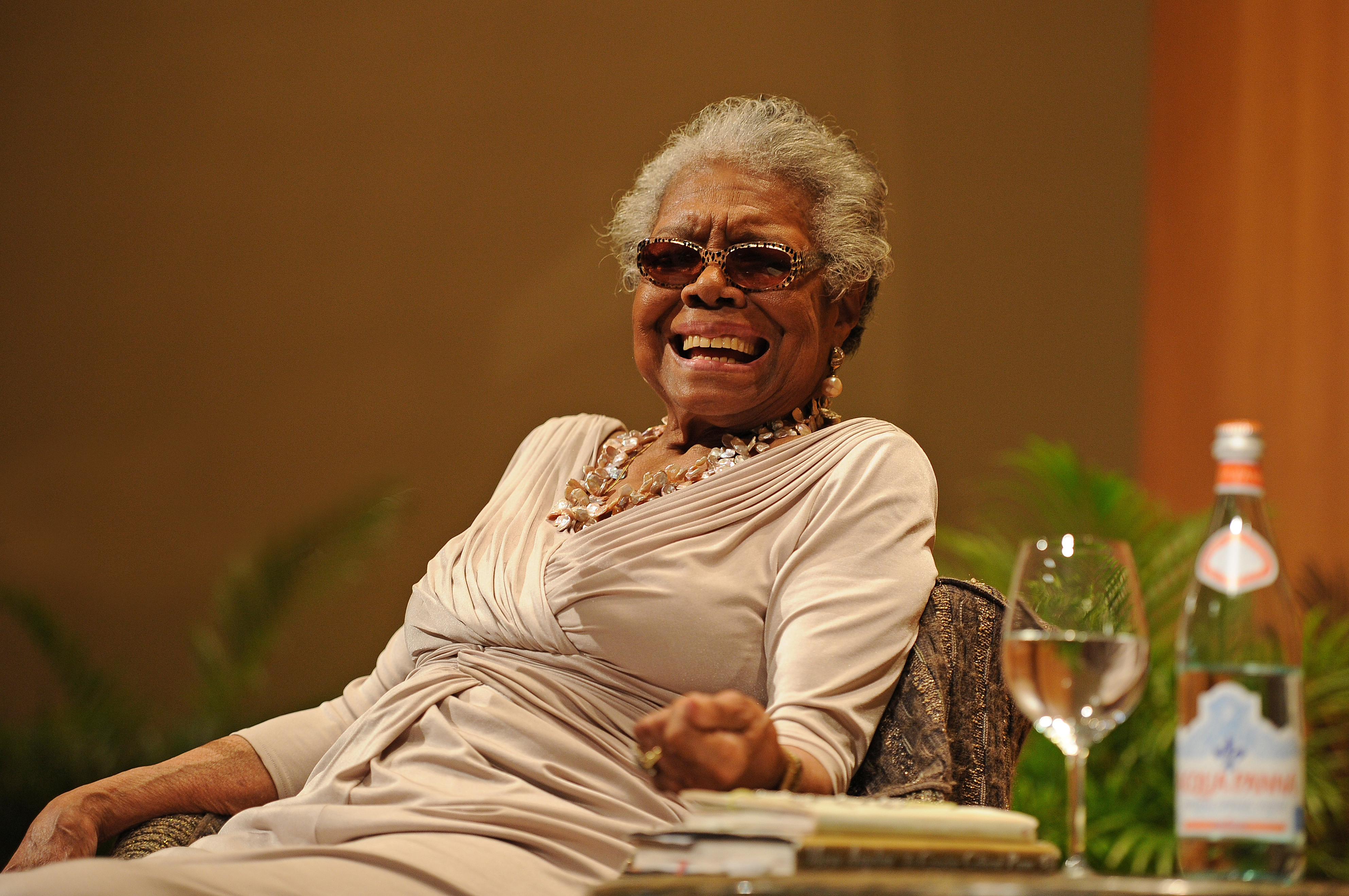 Maya Angelou speaks at Congregation B&apos;nai Israel