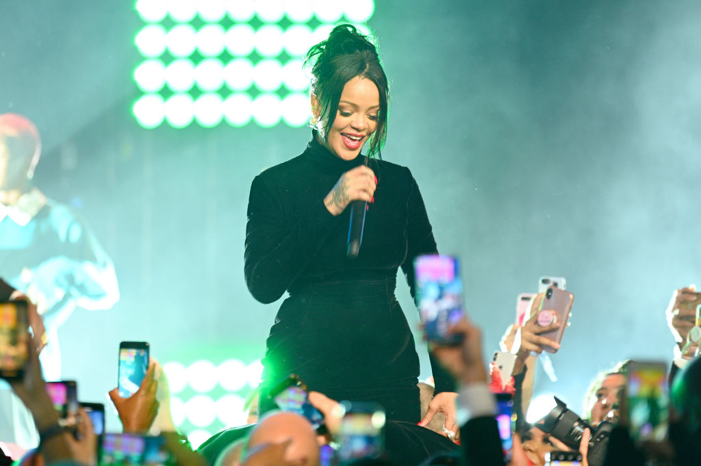 Rihanna Announces LimitedEdition ReReleases Of Her Catalog On Vinyls