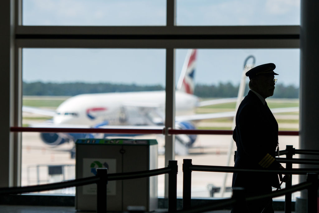 airport, brawl, fight, Chicago, Newsletter, baggage, claim