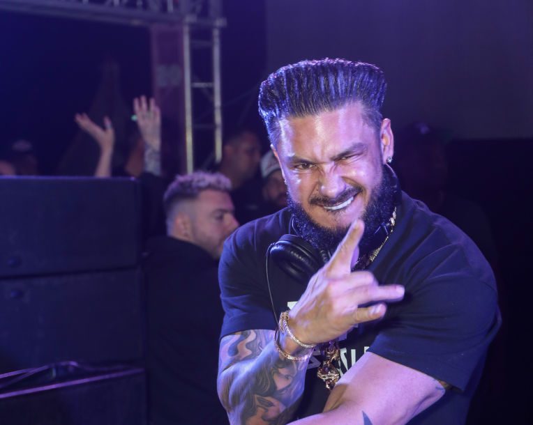 DJ, Pauly D,Nikki Hall, Jamaican, Jersey Shore Family Vacation, Vinny Guadagnino,Angelina Pivarnick, red wine, Black X