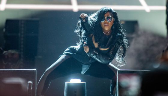 Lil’ Kim Throws Underwear At Crowd During ONE MusicFest Lil’ Kim Throws Underwear At Crowd During ONE MusicFest