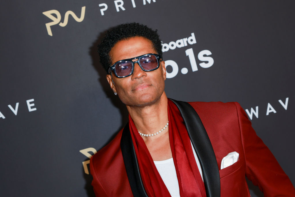 Pirates of the Caribbean, high notes, video, sing, necklace, pearl, Hoist the Colours, bathtub, Eric Benét