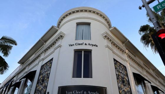 Van Cleef & Arpels Accidentally Sent Wrong Account $150K, T...y Jeweler Sued But Doesn’t Know The Defendants’ Identities