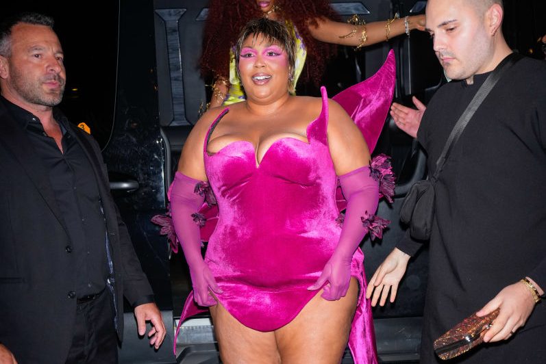 Lizzo Admits To Feeling Like ‘Everyone Hates’ Her In Newly Surfaced Social Media Video