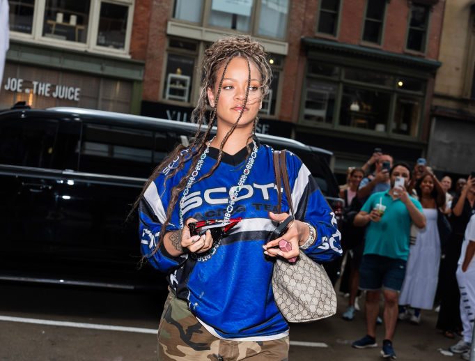 Rihanna, schoolgirl, plaid, khaki, miniskirt, flash, ass