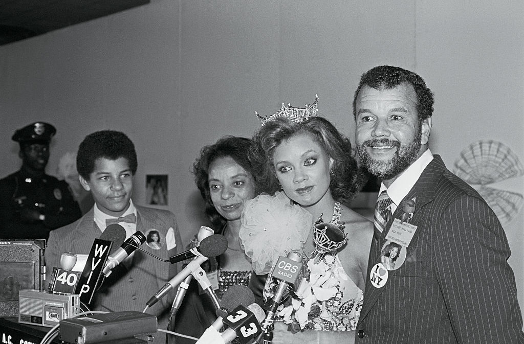 Vanessa Williams Talking with Reporters
