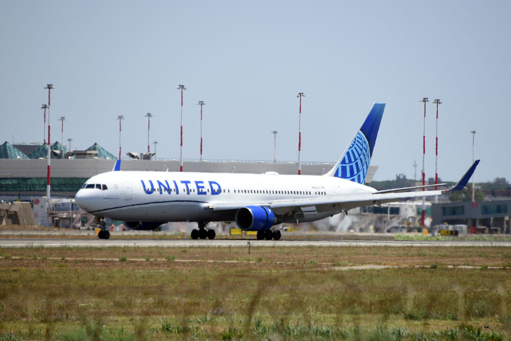 vomiting, United Airlines Dulles, biohazard, Boston, passengers