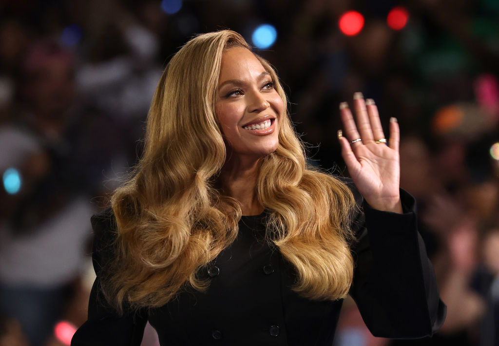 Beyoncé Brings The Heat In Levi’s Cool New ‘Fridge’ Commercial Beyoncé Brings The Heat In Levi’s Cool New ‘Fridge’ Commercial
