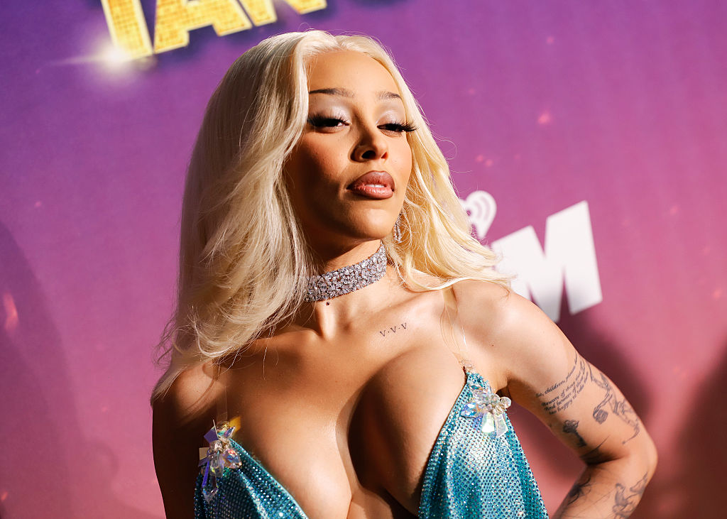 Doja Cat Claps Back At Handsy Fan From Viral Video Doja Cat Claps Back At Handsy Fan From Viral Video