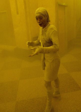 TOPSHOT-US-ATTACKS-TRADE CENTER-WOMAN DUST