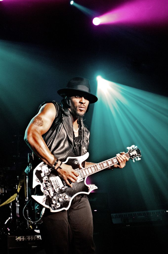 D'Angelo Performing Live At Le Bataclan