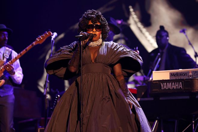 She Killed It Loudly! Lauryn Hill, Raphael Saadiq, Chaka Khan & More Takes Us To Church With Stirring Grammys 2026 Tribute To D’Angelo & Roberta Flack She Killed It Loudly! Lauryn Hill, Raphael Saadiq, Chaka Khan & More Takes Us To Church With Stirring Grammys 2026 Tribute To D’Angelo & Roberta Flack