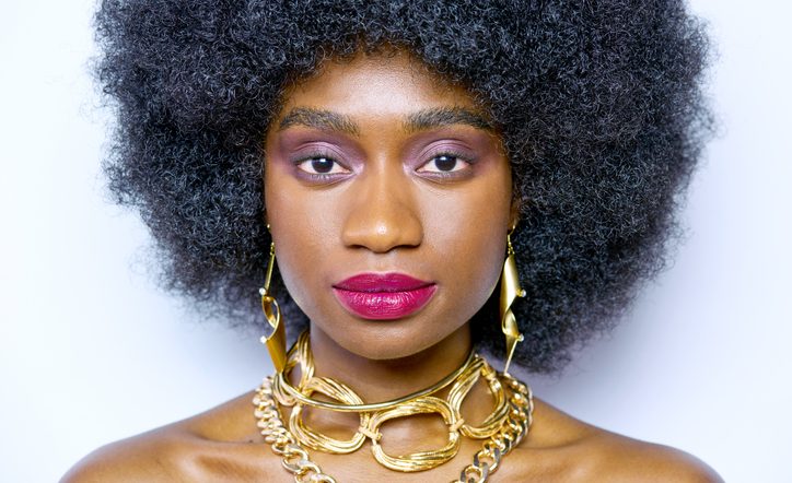 Jewelry Layering Tips That Make a Simple Outfit Look Expensive in Seconds